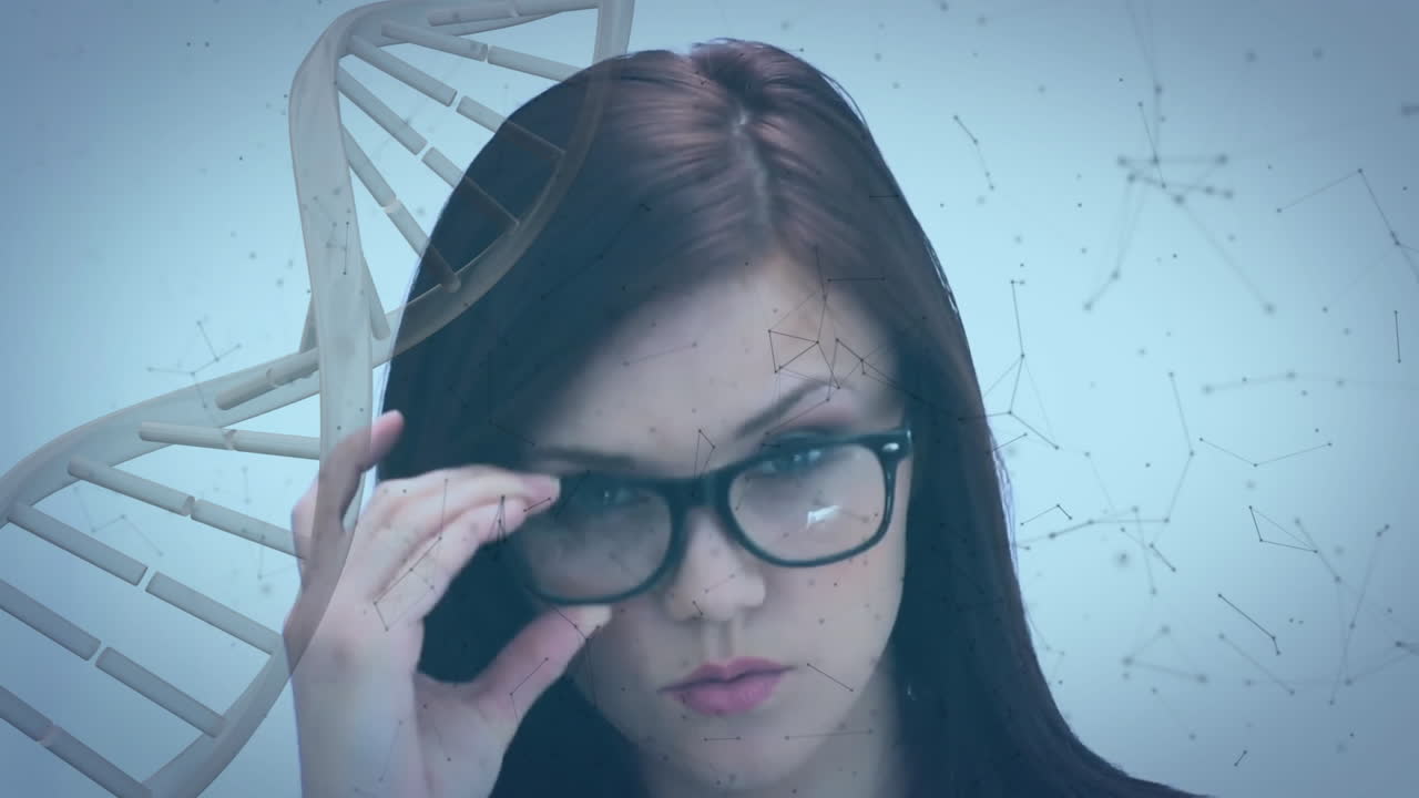 animación de una mujer caucásica con gafas y moléculas sobre una cadena de adn