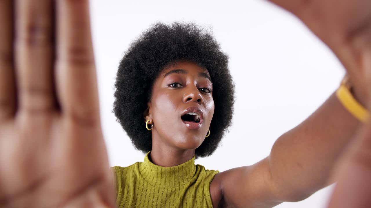 Ritratto di una donna con un afro