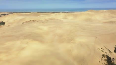 vista aérea ascendiendo sobre las gigantescas dunas de arena en nueva zelanda