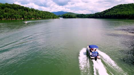 Boote-Auf-Dem-Watauga-Lake-In-East-Tennessee-In-Der-Nähe-Von-Johnson-City,-Tennessee,-Elizabethton,-Tennessee,-Kingsport,-Tennessee-Und-Bristol,-Tennessee