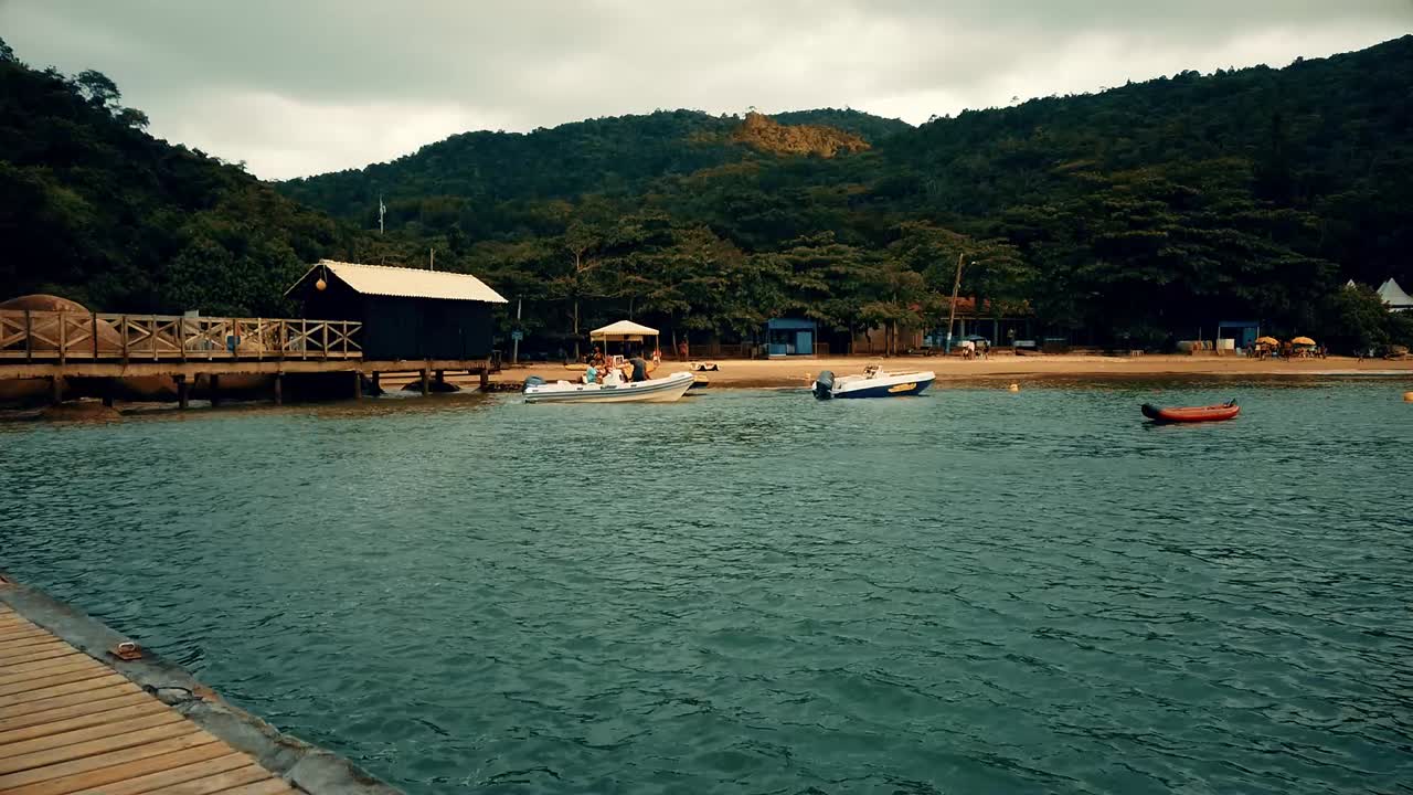 barcos modernos llegando a una ciudad nórdica muy similar a las ciudades de la serie de televisión vikingos