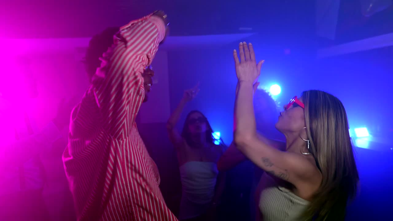 gente bailando en un club nocturno