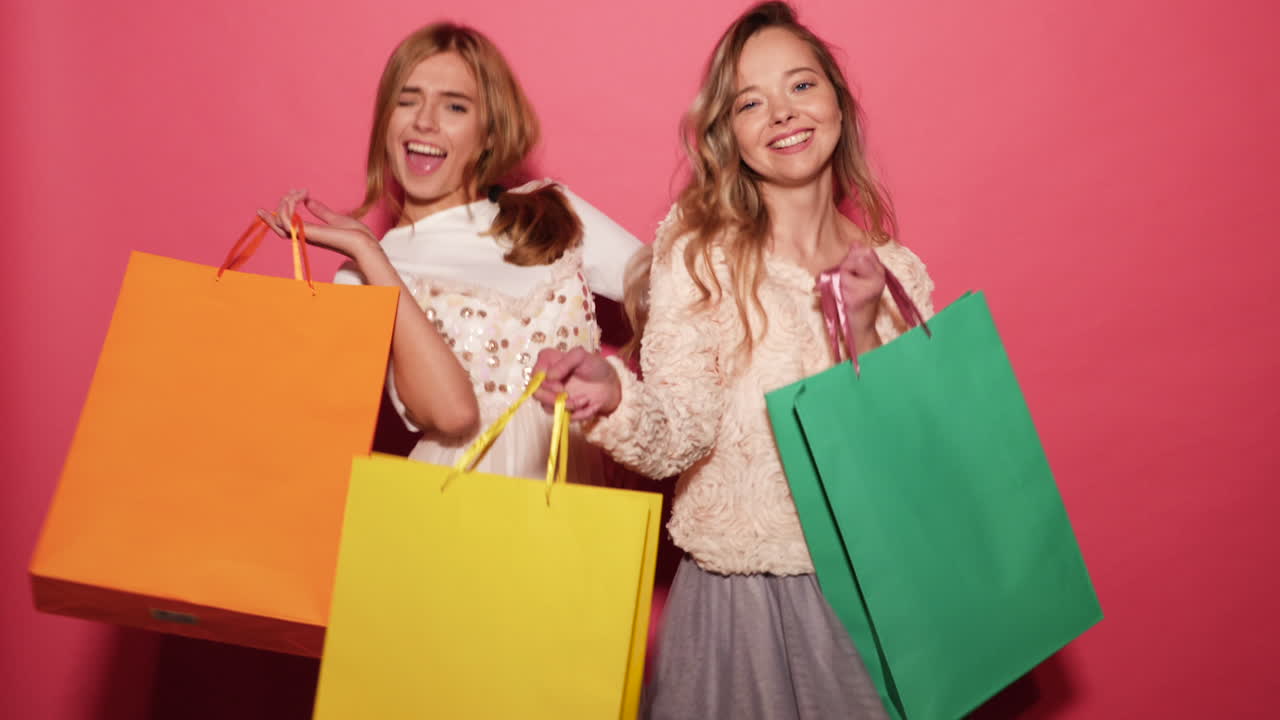 dos mujeres felices haciendo compras.