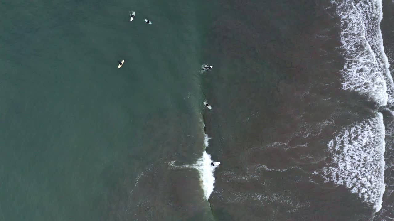 공중: 드론, 파도를 타는 서퍼, 오름차순 보기