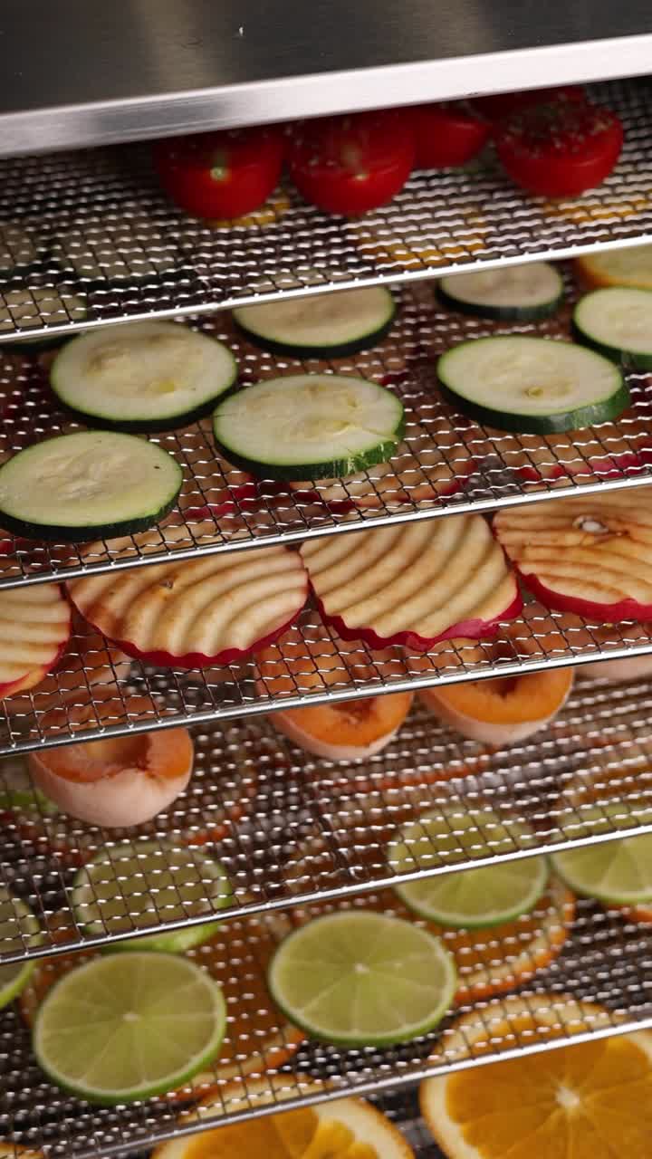 deshidratador de frutas y verduras con productos cortados en rodajas