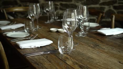 cámara lenta - configuración de la mesa en un restaurante de lujo