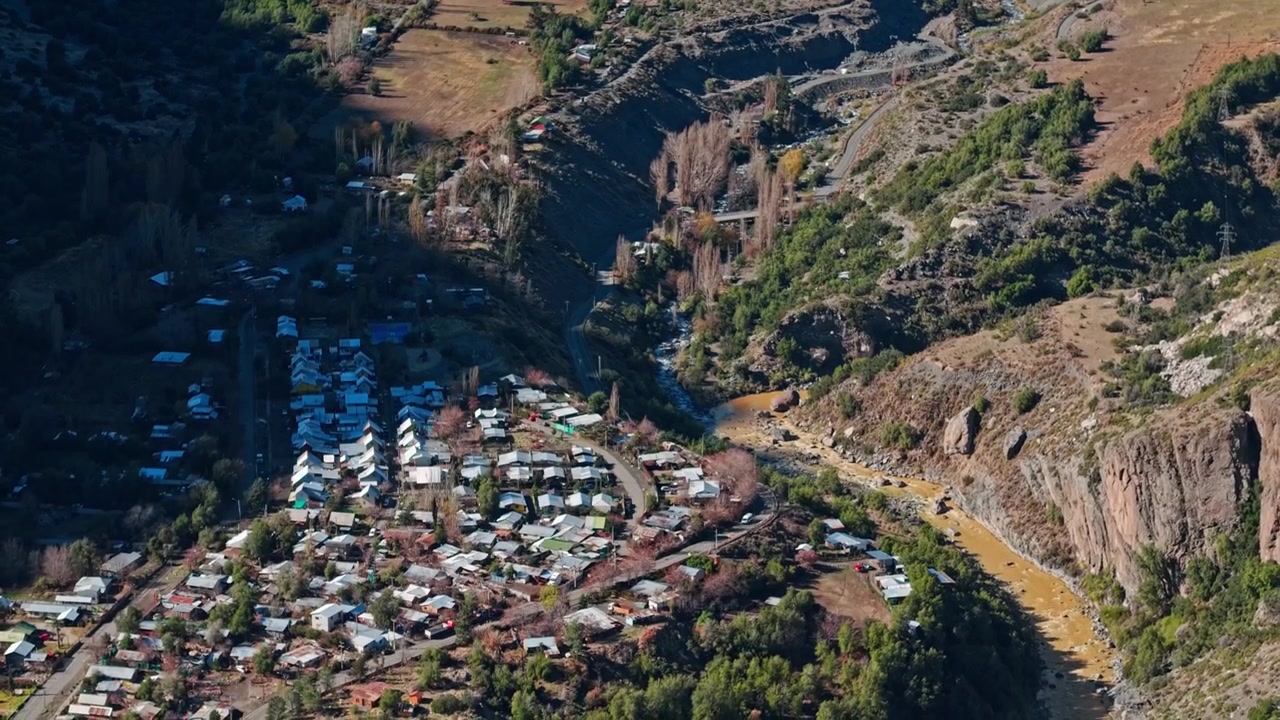 Şili'deki Yeso ve Maipo nehirlerinin birleşme alanı. Havadan görünüm.