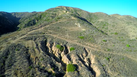 Toma-Aérea-Sobre-Las-Colinas-Del-Sur-De-California-1