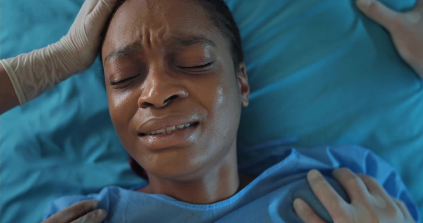 Paziente donna afroamericana che prova dolore e sollievo