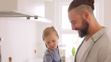 niña aprendiendo a cocinar