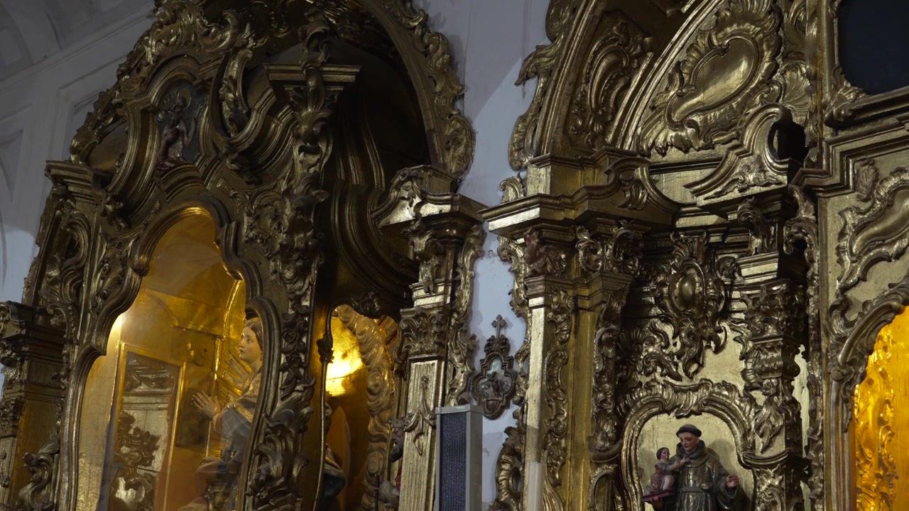 Vista interna di un'ornata chiesa spagnola con altare dorato, icone e dettagliate opere d'arte religiosa a Siviglia, Spagna