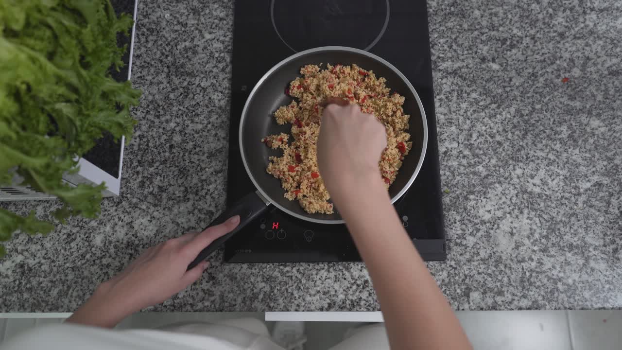 cocinando una comida en la cocina
