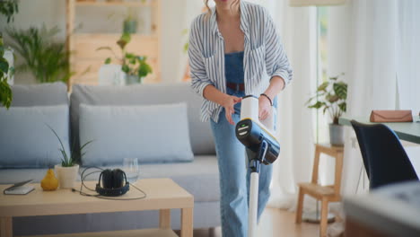 mujer limpiando la casa sonriendo