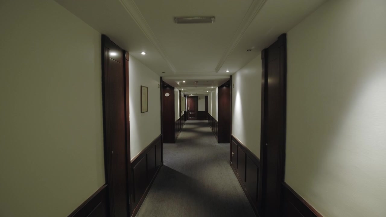 Uzun boş otel koridorunda yürümek