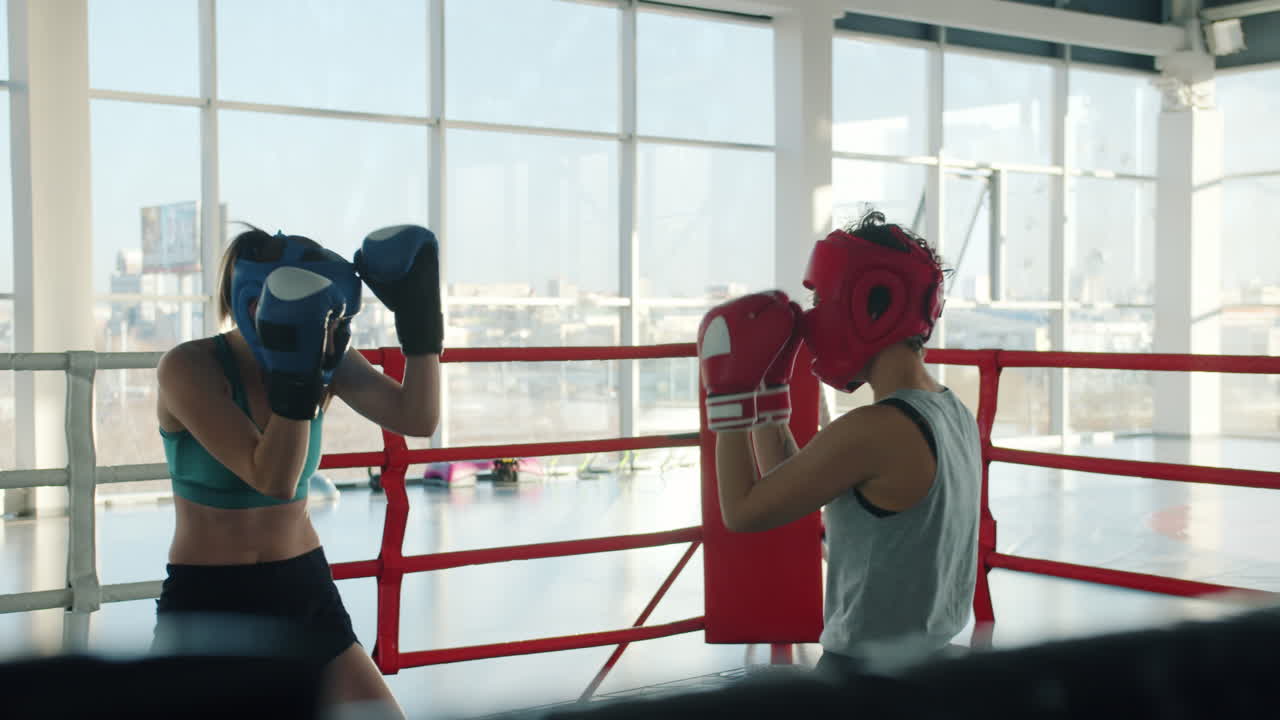 Sessione di allenamento di boxe femminile