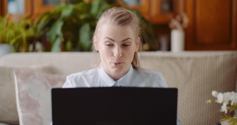 Mujer-Sonriente-Que-Trabaja-En-La-Computadora-Portátil-En-La-Oficina-En-Casa-Empresaria-Escribiendo-En-El-Teclado-De-La-Computadora-7