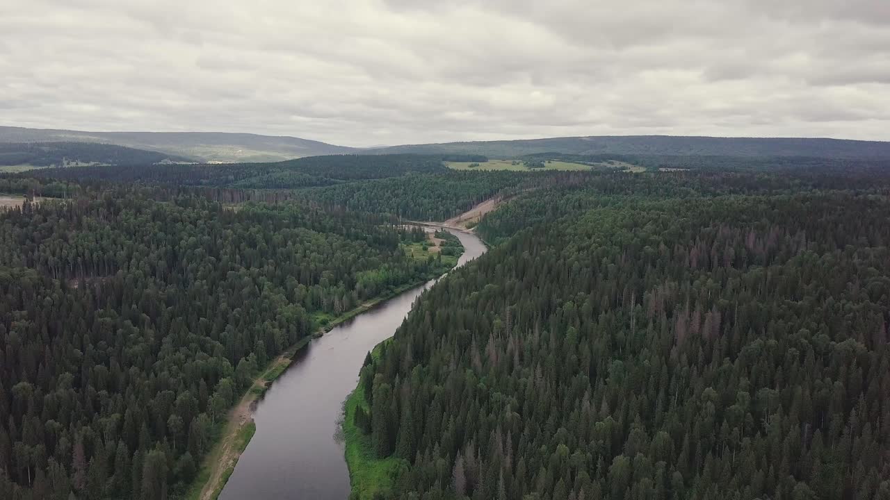 Ilmakuva joesta, joka kiemurtelee rehevän metsän läpi