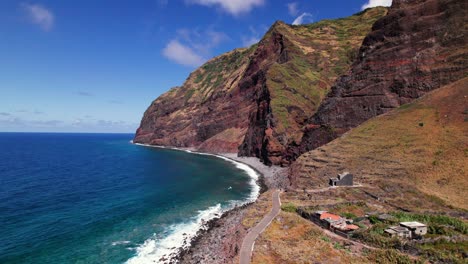 vista aérea de un pueblo remoto en la costa roja volcánica épica en madeira