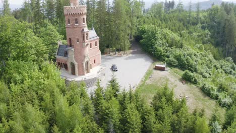 camión deportivo negro estacionado cerca de un pequeño castillo en italia - vista aérea
