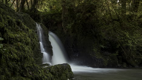 Zeitraffer-Des-Waldwasserfalls-In-Ländlicher-Landschaft-Im-Herbst-In-Irland