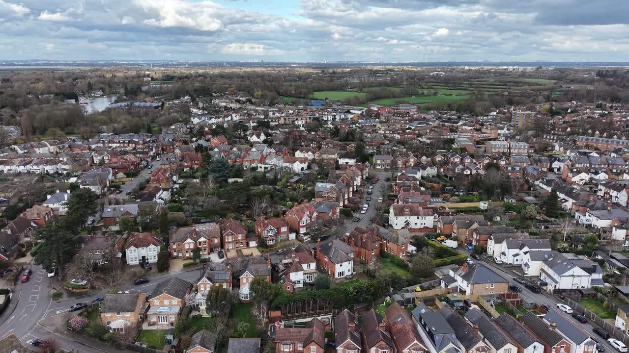 Weybridge, Surrey, UK: Häuser, Straßen und Wege in einer Luftaufnahme mit Hineinfahrt