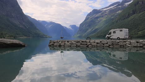 viajes de vacaciones en familia rv, viaje de vacaciones en autocaravana. hermosa naturaleza paisaje natural de noruega.