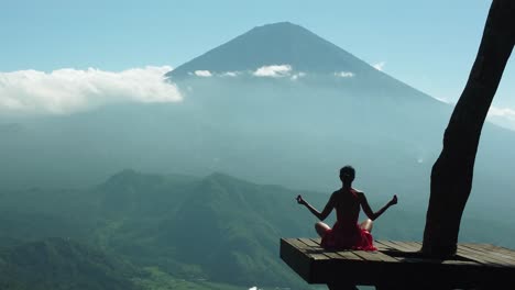 Imágenes-Aéreas-De-Drones-De-4k:-Yoga-Sereno-Y-Dulce-Lahangan,-Este-De-Bali