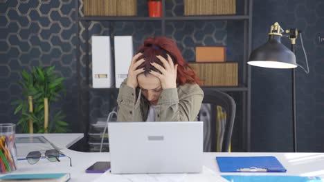 mujer de negocios encogiéndose y deprimida en el trabajo.