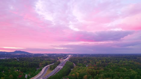 Belebte-Schnellstraße-Mit-Blick-Auf-Den-Kennesaw-Mountain-Und-Den-Rosafarbenen-Sonnenuntergangshimmel-In-Georgia,-USA