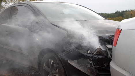 Cerca-Del-Coche-Dañado-Tras-Un-Accidente-De-Tráfico