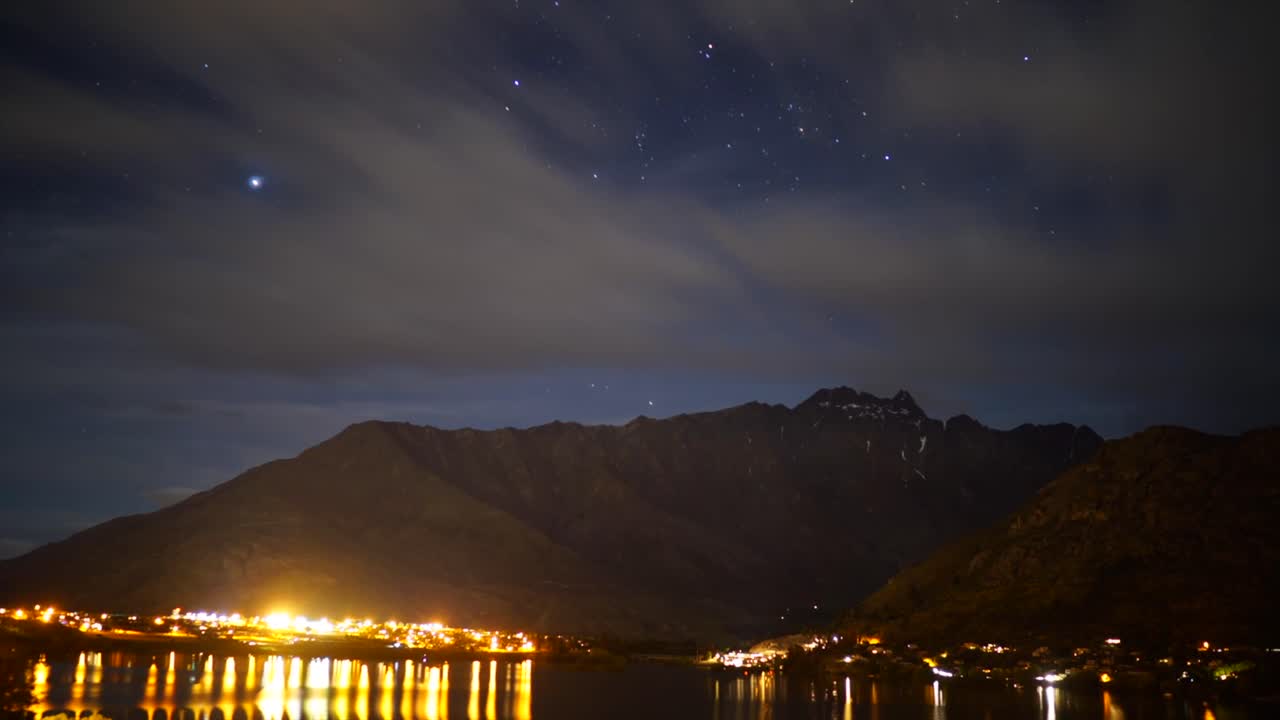 Der Berg The Remarkables Innenstadt Queenstown Sterne Nacht Zeitraffer Neuseeland Aotearoa Landschaft Natur Region Otago Peacepark Wakatipu-See Autos Wolken Lichter Südinsel Jacks Point Wye Creek.