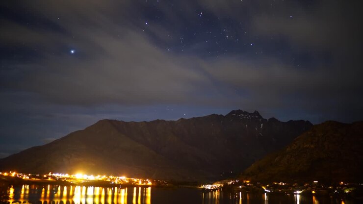 Der Berg The Remarkables Innenstadt Queenstown Sterne Nacht Zeitraffer Neuseeland Aotearoa Landschaft Natur Region Otago Peacepark Wakatipu-See Autos Wolken Lichter Südinsel Jacks Point Wye Creek.