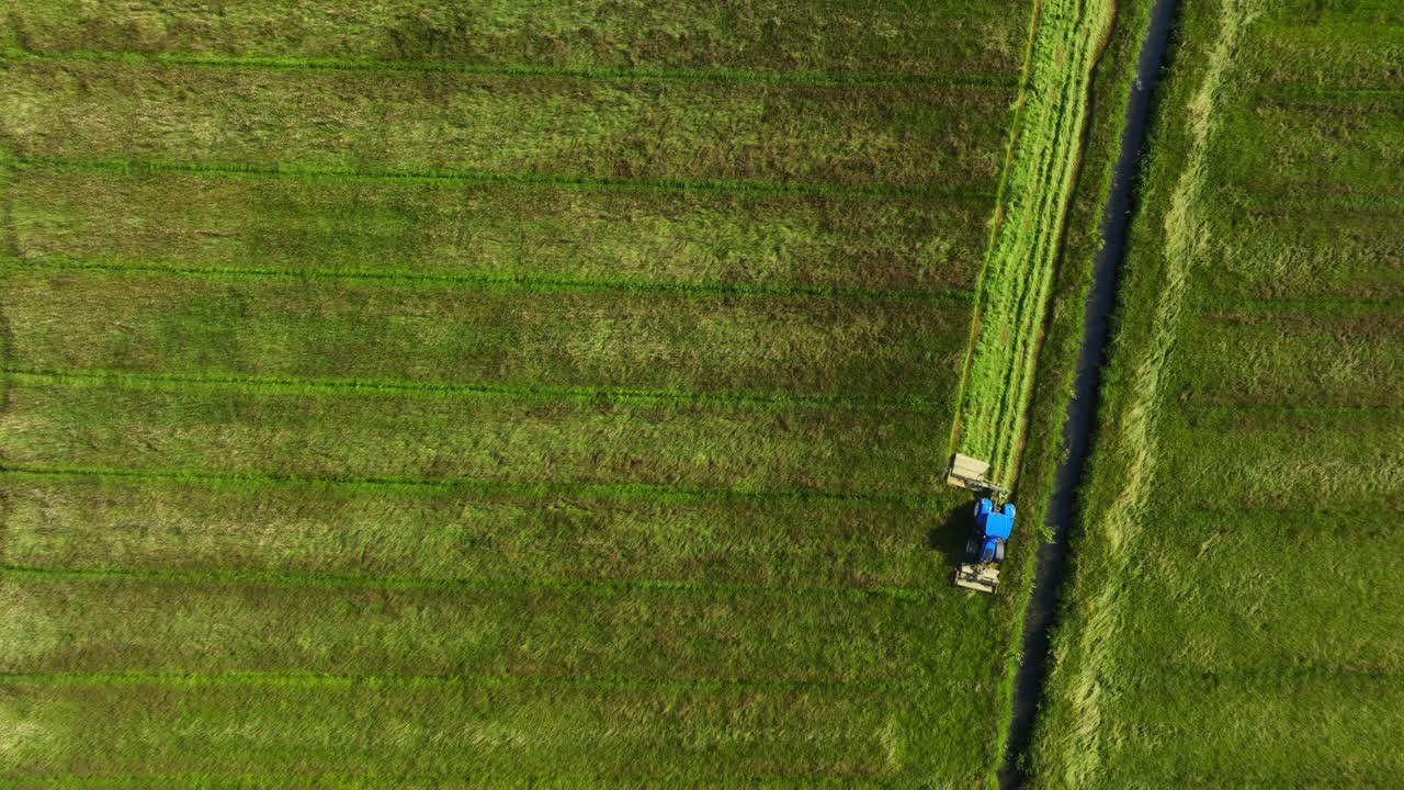 을 는 트랙터 의 공중 사진