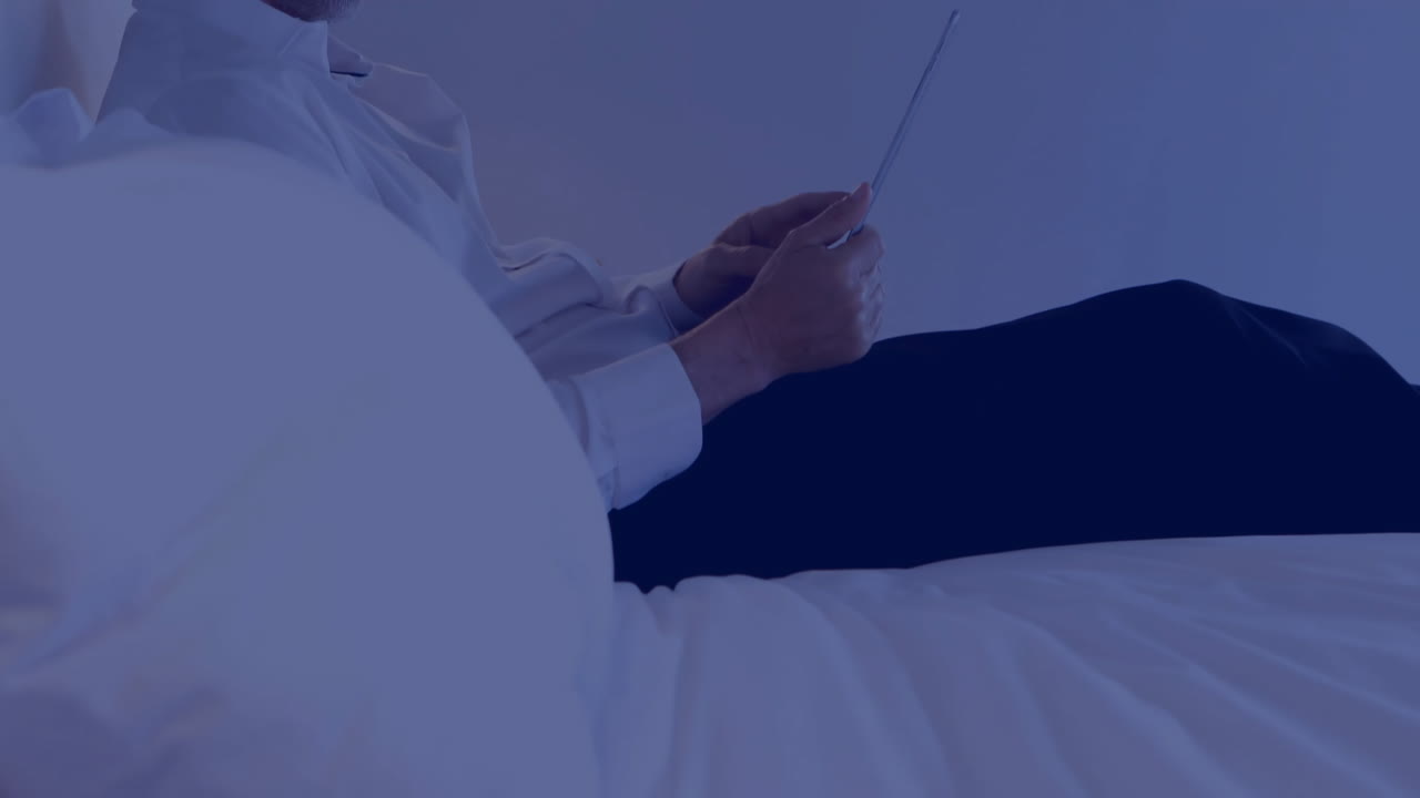 5g 텍스트 및 디지털 아이콘 처리의 애니메이션: 태블릿을 사용하는 백인 사업가