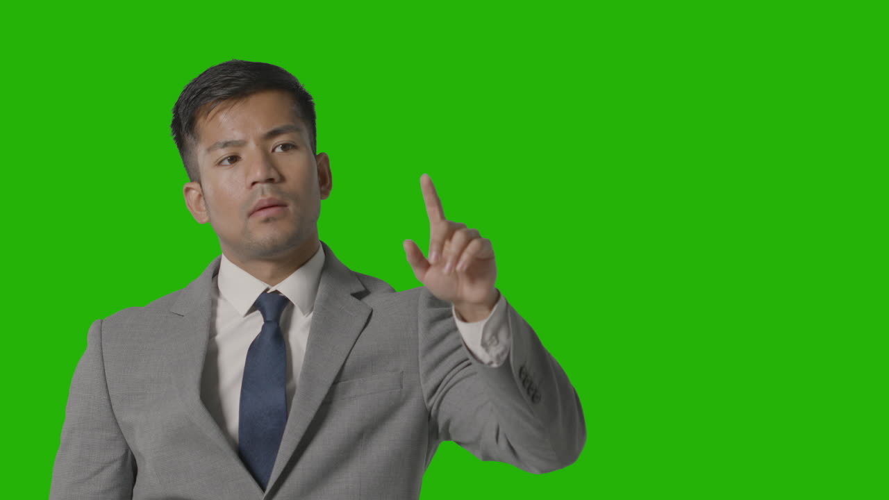 녹색 화면에 인공 지능 또는 vr 화면을 사용하는 척 소송에서 사업가의 스튜디오 샷