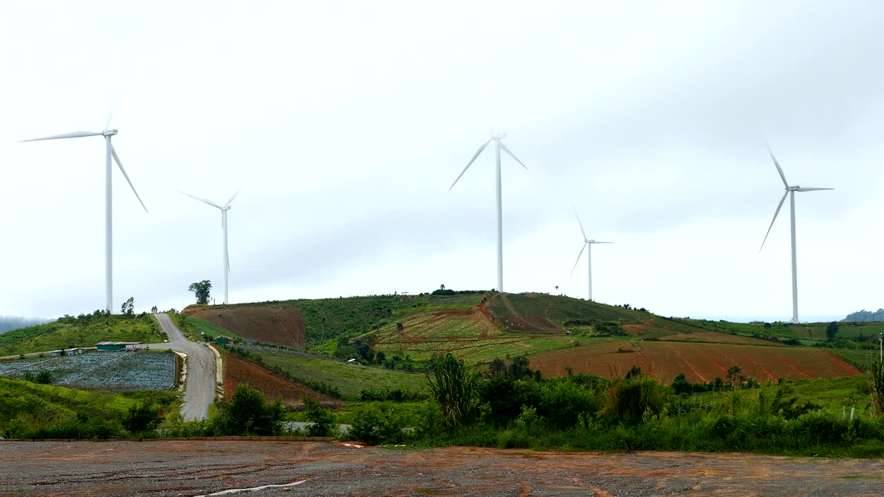 산에서 깨한 대체 에너지를 생산하는 풍력 터빈