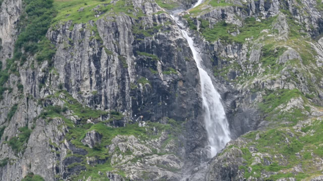vista de una fachada de roca de una montaña en los alpes suizos, engelberg, obwalden, un río fluye a través de las rocas