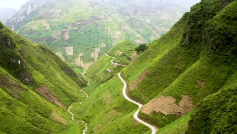 hermoso camino de montaña tallado en un valle empinado