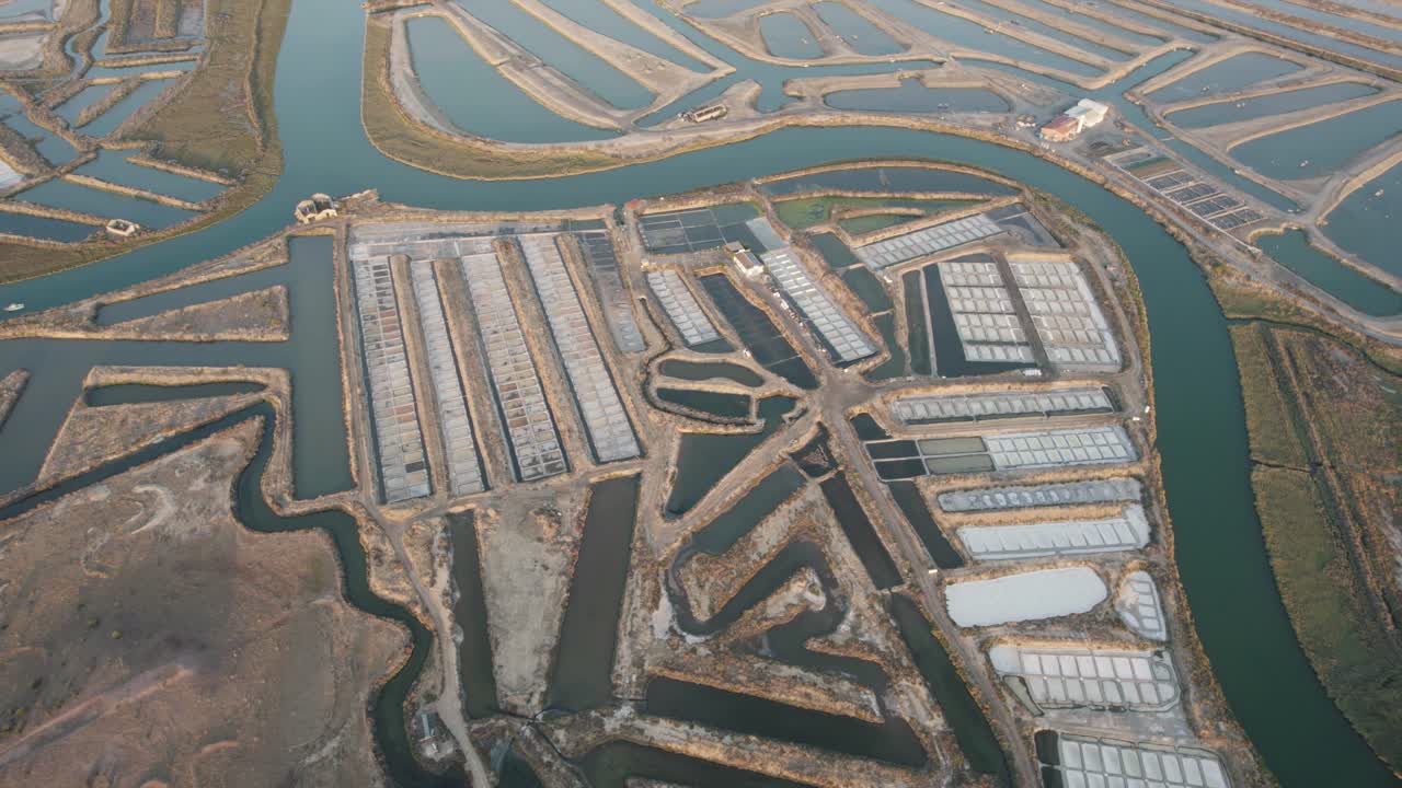 toma aérea en órbita de sal natural, flujo de agua de mar a través del río guadiana, castro marim
