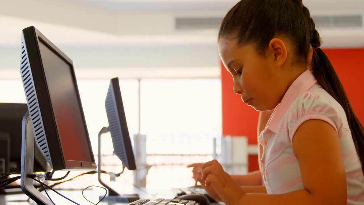 colegiala caucásica estudiando en la computadora en la escuela 4k