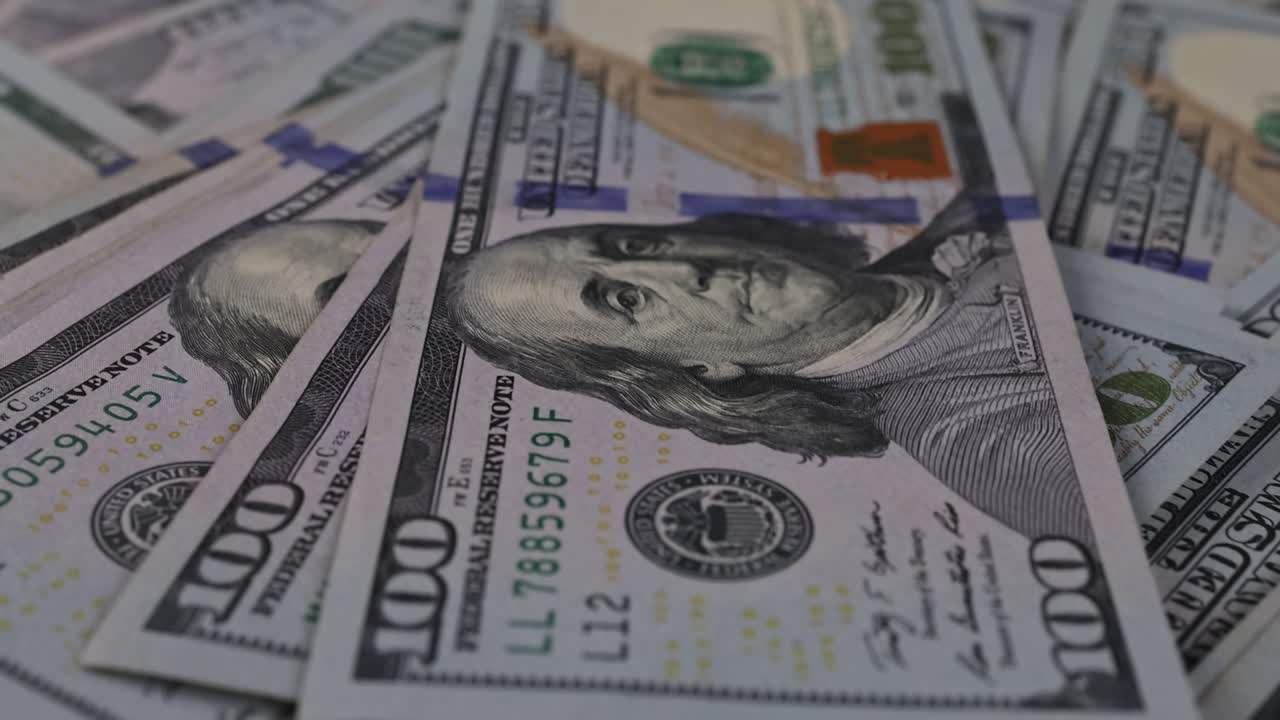 Contanti americani in banconote da cento dollari, sfondo in primo piano