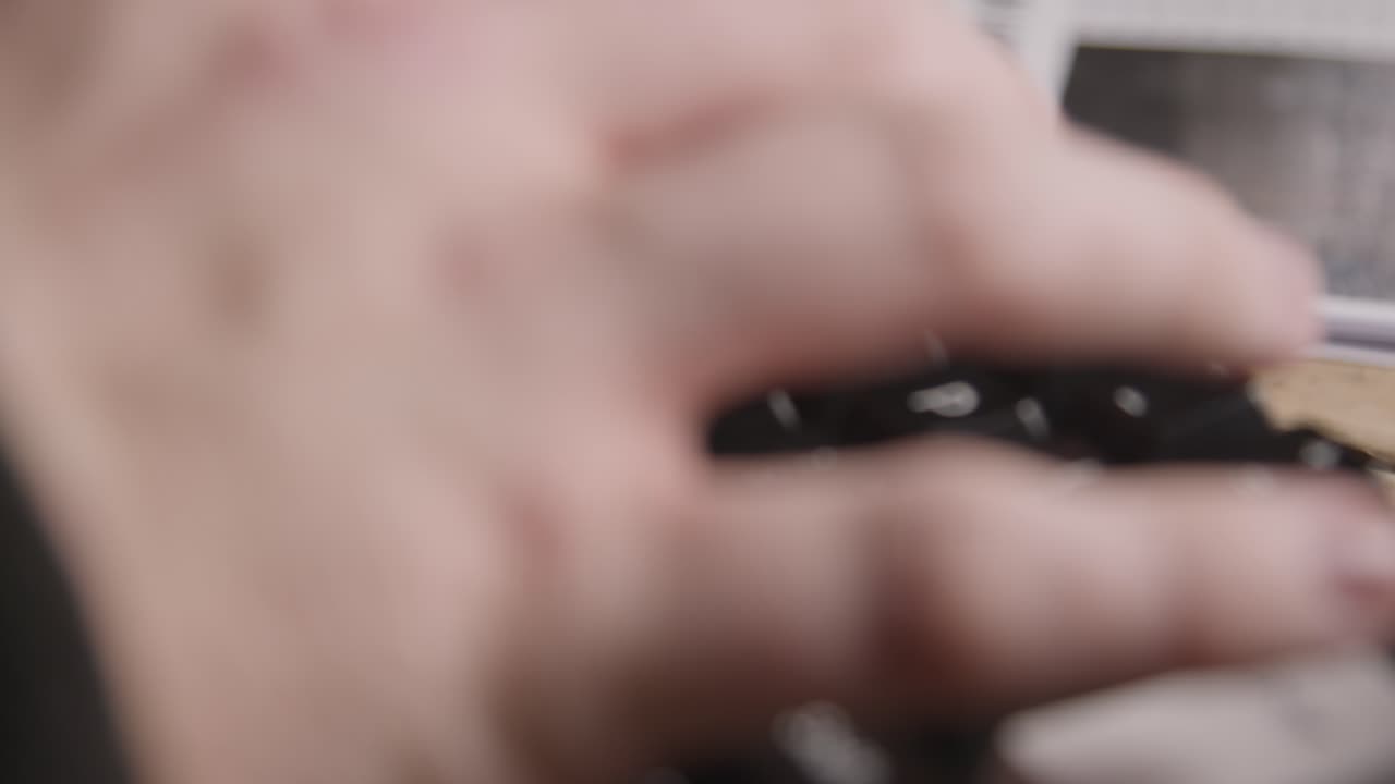 지구 온난화 위기에서 극한의 기상 조건과 폭풍우에 대해 논의하는 신문 헤드라인 옆에 있는 키보드를 사용하는 사람