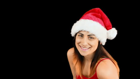 una morena festiva soplando sobre las manos