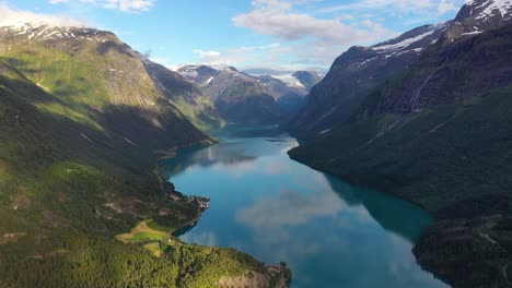 Schöne-Natur-Norwegen-Natürliche-Landschaft-Lovatnet-See.