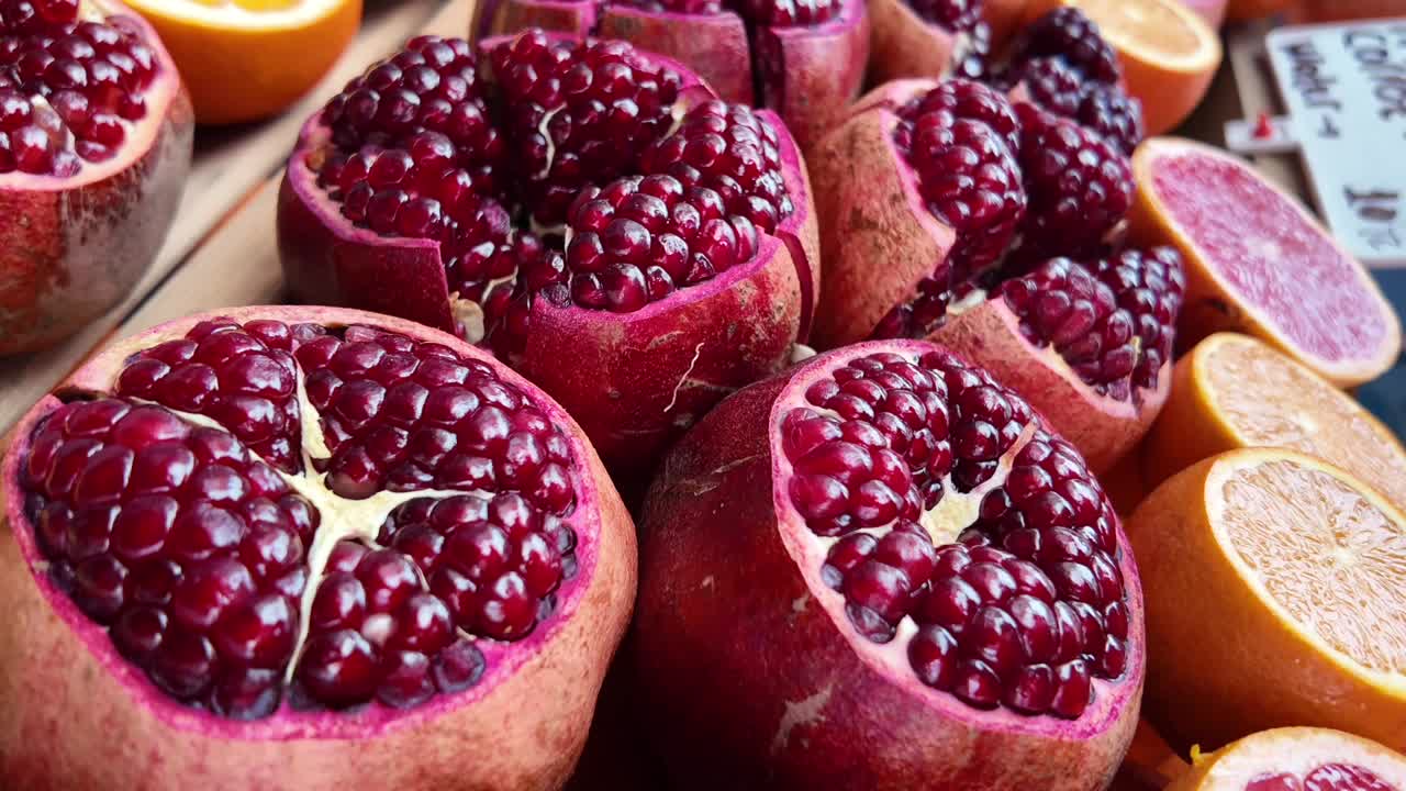 Friske granatæbler og citrusfrugter på et marked
