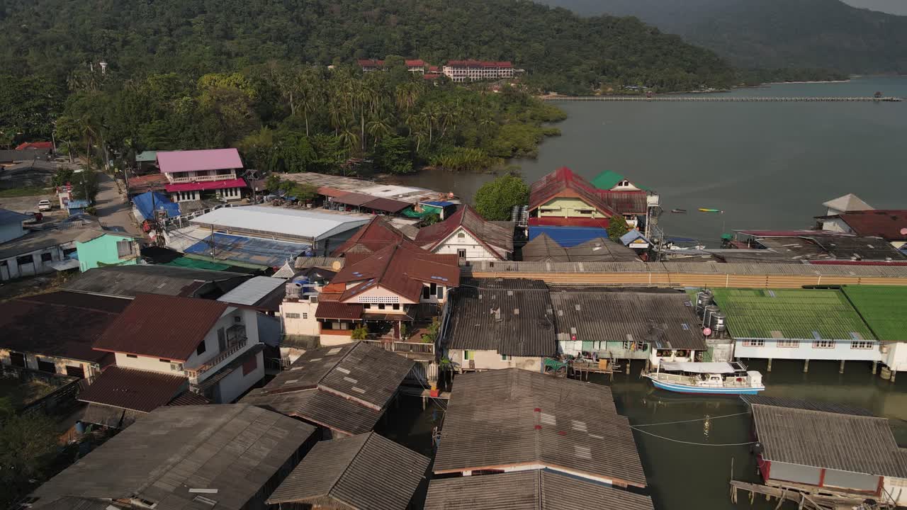 toma aérea lenta inversa de barcos y estructuras a lo largo del muelle bang bao en koh chang, tailandia