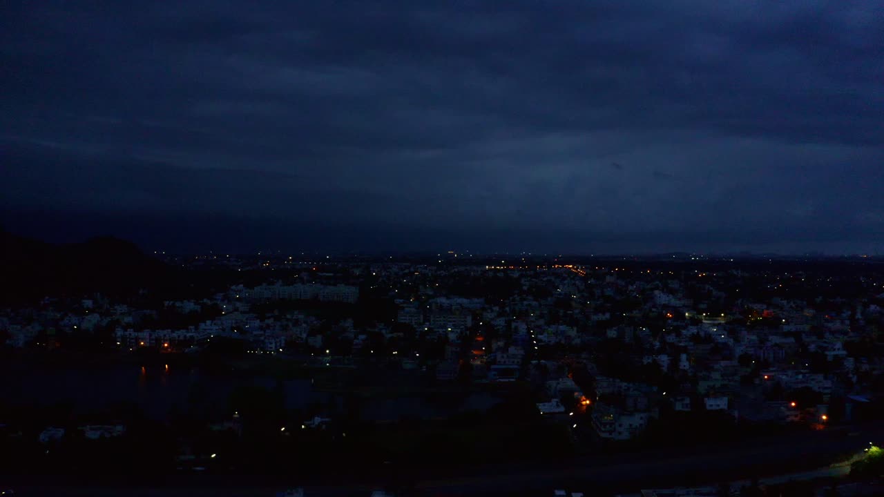 인도 남부의 도시 지역의 공중 촬영은 하루의 여러 시간과 봉쇄 기간 동안 촬영되었습니다.