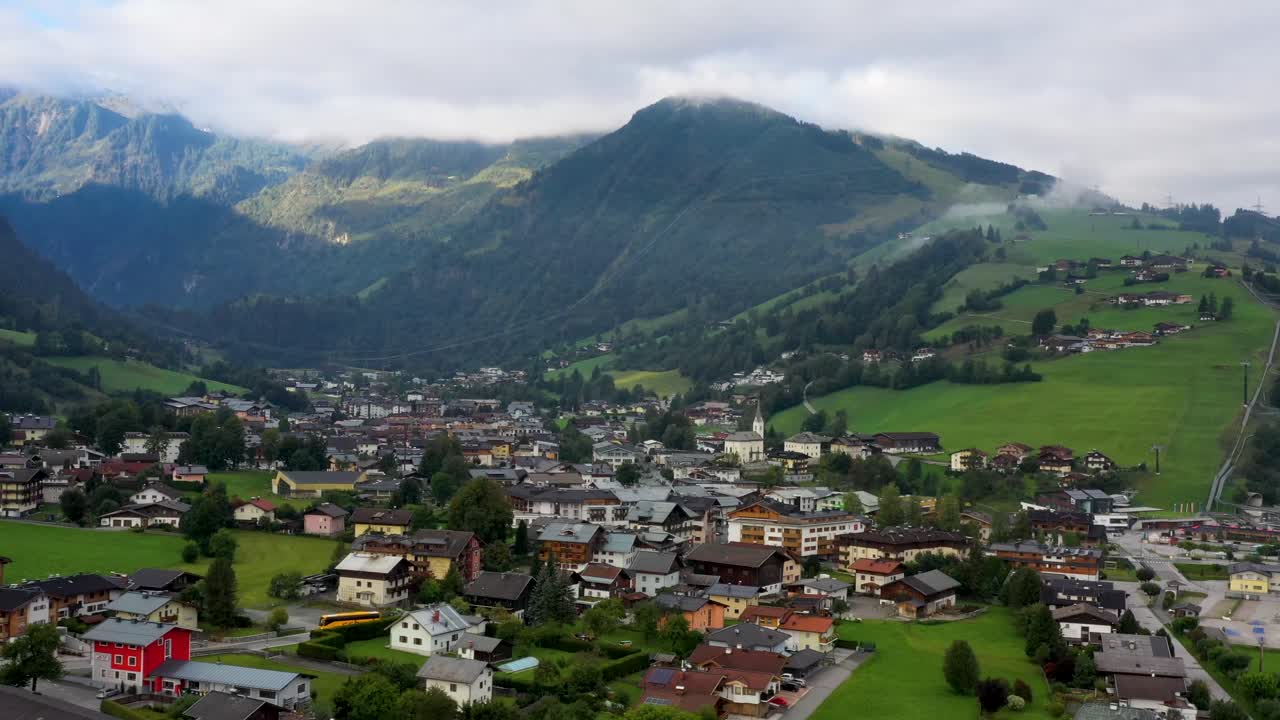 여름 동안 산으로 둘러싸인 오스트리아 마을의 공중 전망, 무성한 녹색 언덕과 푸른 하늘 - 위에서 알프스의 풍경 파노라마, 오스트리아, 유럽