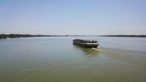 Barco-Grande-Recorre-El-Río-Jacui-En-Brasil,-Tiro-De-Seguimiento-Aéreo-Lento-4k