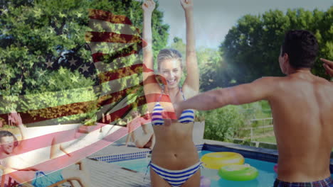 animación de la bandera de los estados unidos sobre amigos caucásicos felices divirtiéndose en la piscina
